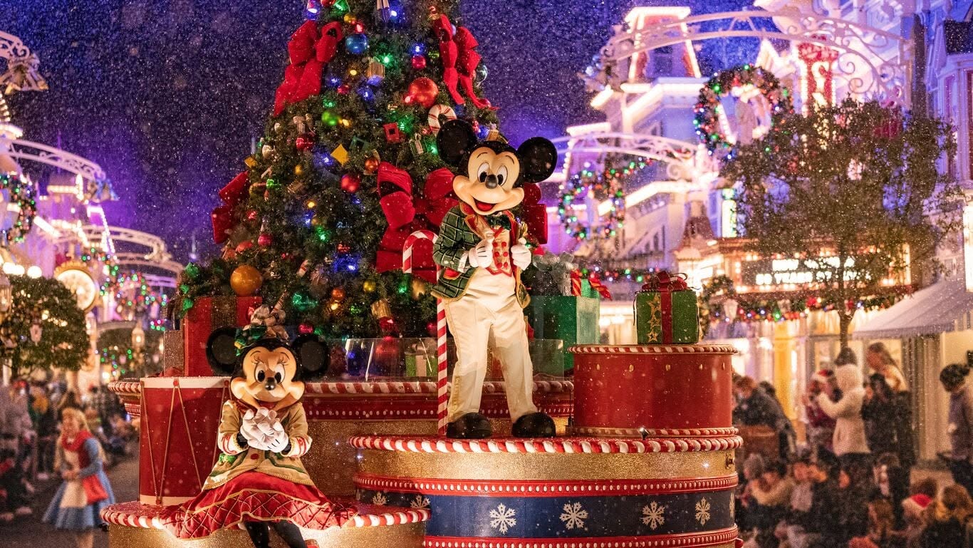 EXPERIENCE A MAGICAL DISNEY CHRISTMAS